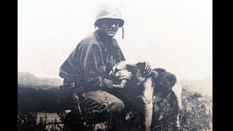 Luis Entrialgo, hijo de emigrantes gijoneses a EEUU, con el uniforme del ej�rcito de ese pa�s, durante la guerra de Corea
