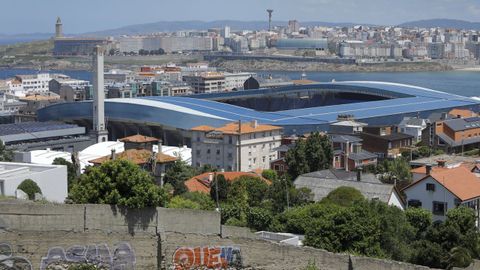 Vista del estadio Abanca Riazor con la torre de Marath&oacute;n