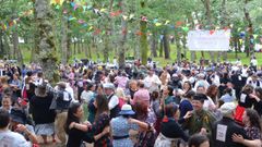 <span lang= gl >Ambiente festivo na Romar�a das Merendas, cos veci�os caracterizados coma nos anos 50, nunha imaxe de arquivo</span>