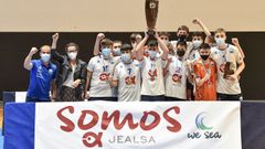De izquierda a derecha, Adri�n Alves, Margarita Hermo, Fernando Ruiz, �lex P�rez, Mart�n Garc�a, Rub�n Gil, �scar Mu�iz, Mateo Fajardo, Aar�n Vidal, Manuel Calo, Mateo Dieste, Yeray Gonz�lez, Mart�n Casais, e Iago Rial. d. avil�s