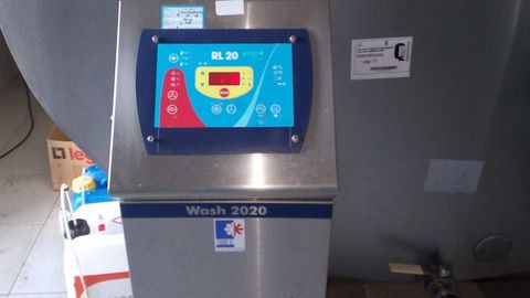 Dispositivo de control colocado junto al tanque de una explotaci�n