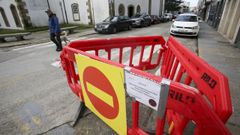 Vallas colocadas en la zona con carteles que anuncian la prohibici�n de estacionar desde el jueves.