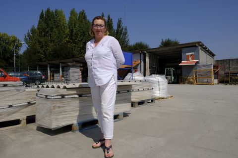 Regina Ramil, gerente del almacén de materiales de construcción Ramil Gamma, en Ares