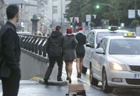 J�venes dispuestos a tomar un taxi en la ma�ana de la pasada Nochevieja. 