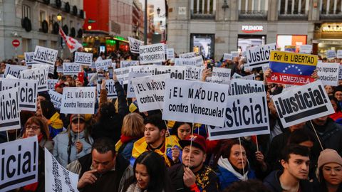 Opositores venezolanos se manifiestan en la Puerta del Sol de Madrid contra la investidura de Maduro.