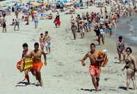 Varios socorristas en la playa de A Rapadoira, en Foz, que ha renovado la bandera azul.