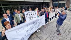 Extrabajadores de Alfageme ante el Concello de Vigo
