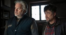 Tim Robbins y Benicio del Toro, en una secuencia de �Un d�a perfecto�