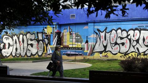 Grafitis en el mural de Urbano Lugr�s en noviembre del 2018.