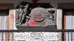 Pintura en la placa que recuerda a Franco y a su hermano en la fachada del balcn de la calle Mara.