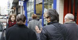 Parte de la cola de gente que ayer se form� a las puertas de la administraci�n de Elvira Corredoira. 