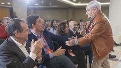 Besteiro saludando a Lago Lage, que se encarga de la gestora del PSdeG en Lugo