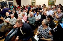 El sal�n de plenos se llen� hasta los topes el viernes en apoyo del alcalde, Manuel Antelo.