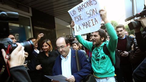 El exsecretario general del PSC, Miquel Iceta, increpado a la salida de Ferraz.