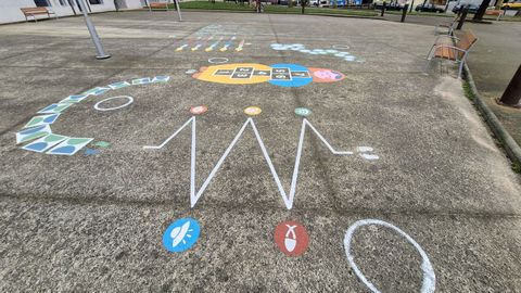 Circuito de juegos inspirado en pintoras galegas, habilitado en el barrio de A Parda, en Pontevedra