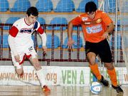 El burelista Xoel corre con el bal�n en un partido reciente.