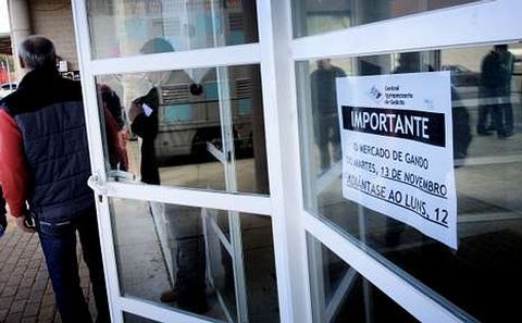 La Central distribuy� ayer en el recinto carteler�a del ajuste de fecha.