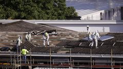Trabajos de retirada de placas con amianto de la cubierta del IES Sof�a Casanova, en Ferrol.