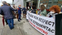 El gerente del Sergas, Jos� Flores, el pasado 17 de febrero, hablando con la junta de personal en una visita al centro de salud de A Parda