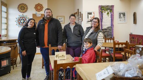 Mandy, a la derecha, su hijo Tristam, de pie, otra de sus hijas, entre ellos, y Noelia, a la izquierda, una de las trabajadoras de Andanzas Cafeter�a.