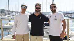 Pablo Castro, Carlos Agra y Adrin Domnguez, que participaron en el operativo ante el accidente de una lancha que ardi en Sanxenxo