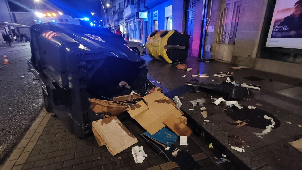Un coche se sale de la vía en el centro de Cambados y destroza tres ...
