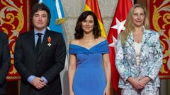 La presidenta de la Comunidad de Madrid, Isabel Daz Ayuso (c), recibe al presidente de Argentina, Javier Milei acompaado por su hermana y secretaria general de Presidencia, Karina Milei.