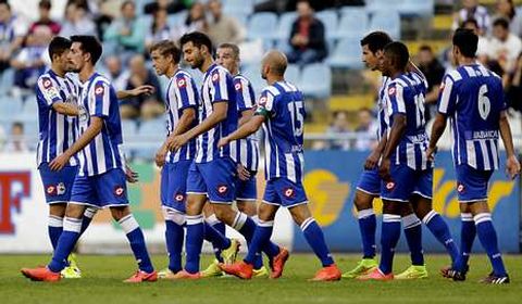 Los deportivistas celebran el gol que le dio la victoria frente al Sporting, en algunos casos, como Cavaleiro, felicitando al ejecutor del c�rner, Juan Carlos. 