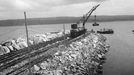 En octubre de 1947, el Consejo de Ministros dio luz verde al proyecto, cuya ejecuci�n corri� a cargo de Termac. Sin embargo, las obras de adaptaci�n de la cantera de Adormideras no arrancaron hasta 1952. A la derecha, se muestra el avance de las obras un a�o despu�s, en 1953