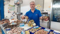 Alfonso Cacheda, con n�coras gallegas en la plaza de abastos de Portonovo
