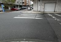 El pintado empieza en uno de los lados de la carretera y concluye, misteriosamente, en el centro. 