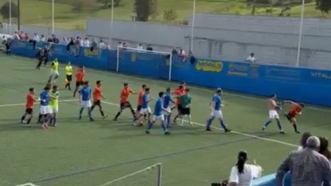 Tangana en el partido entre el San Juli�n de Roces y el Pe�amellera