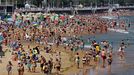 Aspecto de la playa asturiana de San Lorenzo de Gijn hoy a medioda, que presentaba un lleno por los ms de 25 grados de temperatura y los pocos das de sol en el principado.