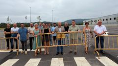 El alcalde, concejales del grupo de gobierno y trabajadores y empresarios del pol�gono, este viernes en la inauguraci�n del nuevo aparcamiento