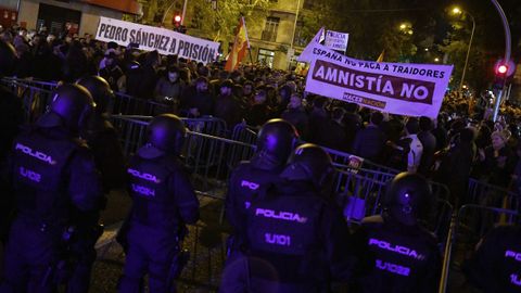 Manifestantes en la calle Ferraz de Madrid contra la aplicaci�n de la ley de amnist�a.