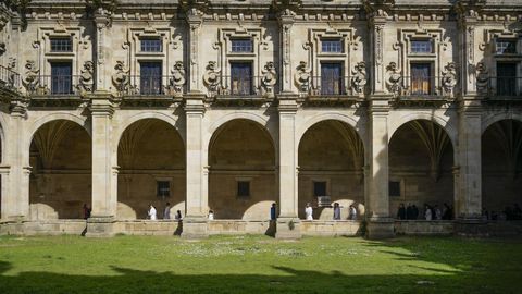 Procesi�n de San Rosendo en Celanova y concentraci�n de cl�sicos en la plaza Mayor