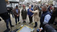 Tom�, con concejales del grupo de gobierno, en la presentaci�n del bus rural