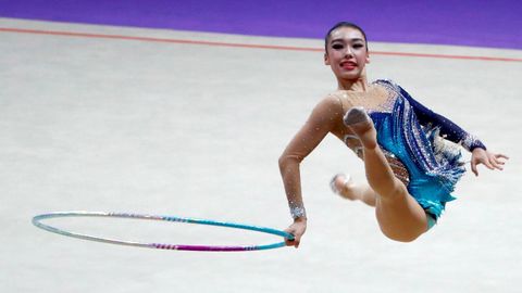 La gimnasta surcoreana ejecuta su ejercicio de aro de la competición de gimnasia artística de los Juegos Asiáticos en Yakarta (Indonesia)