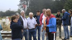 Los vecinos de Recimil y Coeo este jueves junto al paso a nivel donde se produjo el accidente