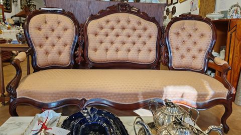 Espectacular sof� isabelino (siglo XIX) en perfecto estado, tapizado en salm�n. Se vende por 590 euros