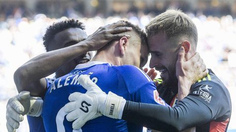 Hassan, Alemao y Aar�n Escandell se abrazan tras el triunfo ante el M�laga