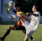 El larach�s Antonio salva un bal�n ante un rival. 