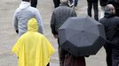 Turistas y peregrinos, protegi�ndose de la lluvia durante el fin de semana en Santiago