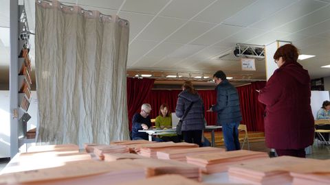 Varios ciudadanos votan en un colegio electoral de Valladolid