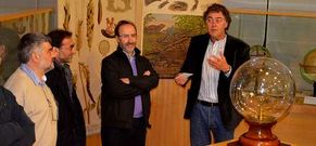 Portas (derecha) inaugur� la exposici�n de l�minas pedag�gicas, que el Xelm�rez I ofrece a toda la ciudad.