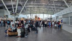 Colas en el aeropuerto de Santiago por el gran apagn