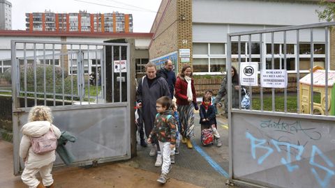 Alumnos de la escuela infantil Crespo Rivas de Pontevedra, saliendo de clase este jueves. Llevan varias semanas sin calefacci�n en las aulas