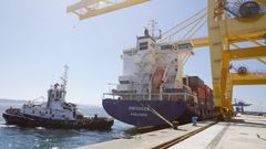 Imagen de un barco portacontenedores amarrado en el puerto exterior.