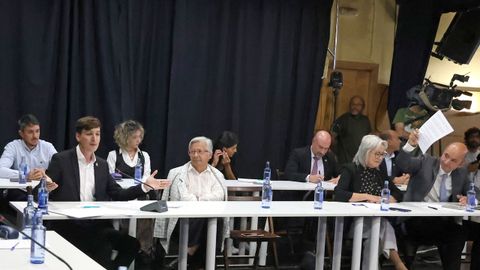 PLENO MOCION DE CENSURA EN EL CONCELLO DE RIBEIRA, DONDE LUIS PEREZ BARRAL ALCALDE DEL BNG CEDE EL BASTON DE MANDO A LA NUEVA ALCALDESA MARIA JOSE SAMPEDRO CANDIDATA DEL PP, PRIMERA MUJER EN ESTE PUESTO.
