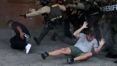 Agentes de polica golpean a manifestantes durante una protesta en Los ngeles
